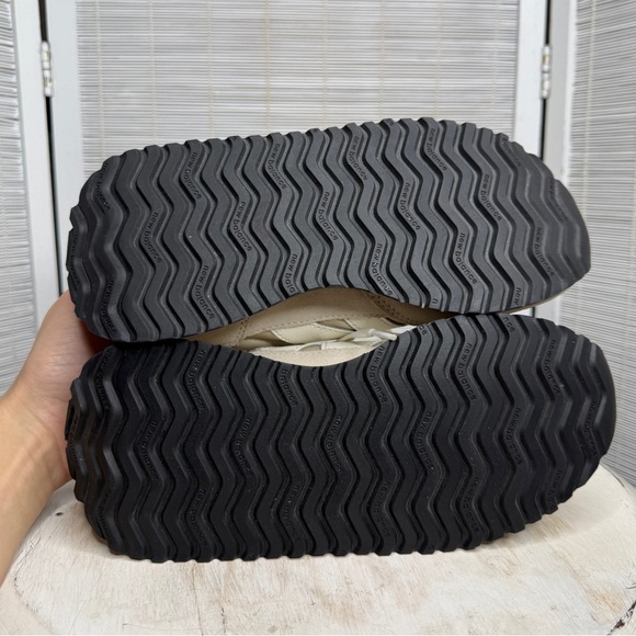 New Balance Off White Beige Sneakers Size 7 - Picture 10 of 11